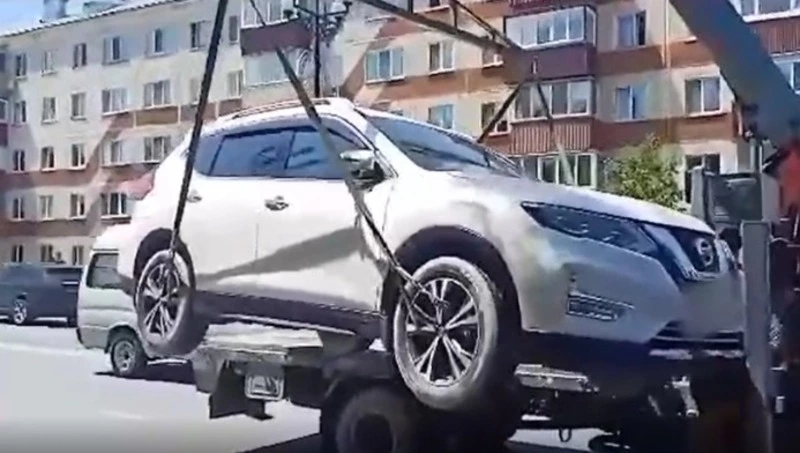 Два автомобиля нарушителей эвакуировали на улице Горького в Южно-Сахалинске 