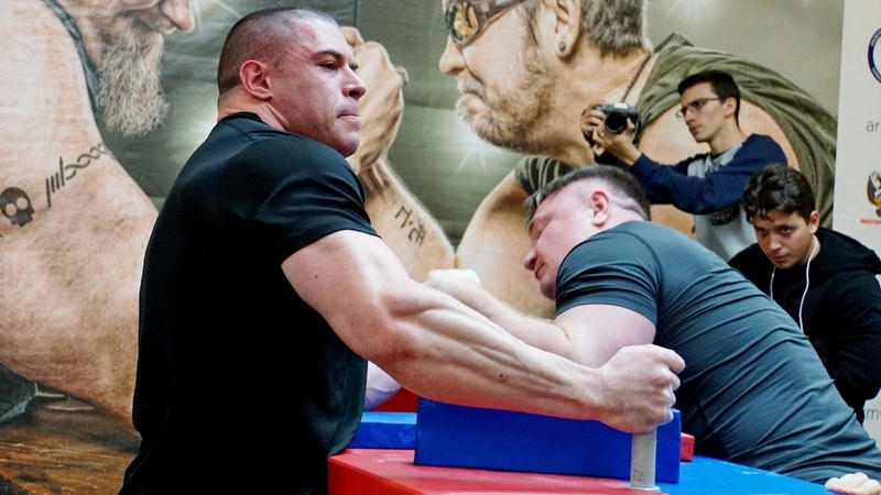 В Южно-Сахалинске выбрали сильнейших среди праворуких и леворуких борцов