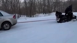 Буран вытащил легковушку из снежного плена возле Поронайска