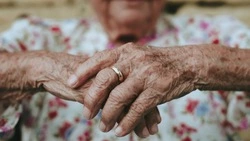 Внук украл у бабушки 25 тысяч рублей для уплаты долга в Поронайске