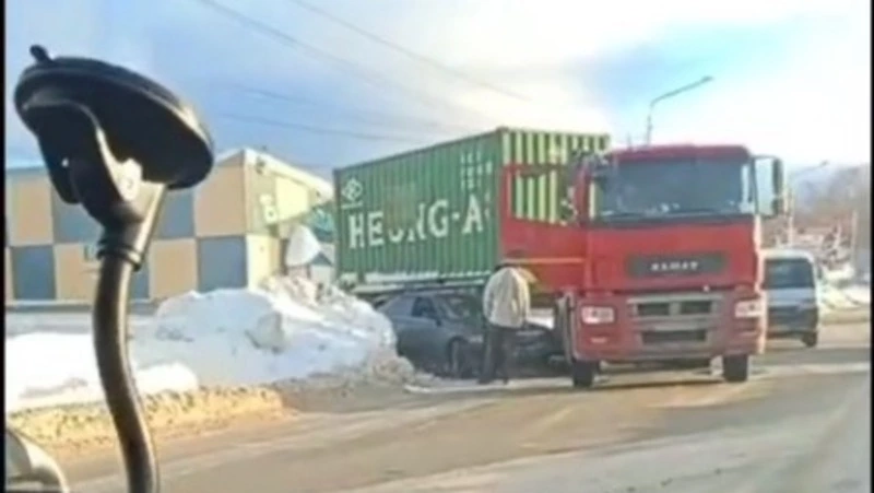 В Южно-Сахалинске большегруз помял легковое авто