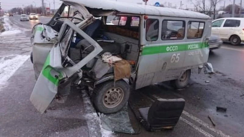 Судебные приставы попали в жесткое ДТП на юге Сахалина