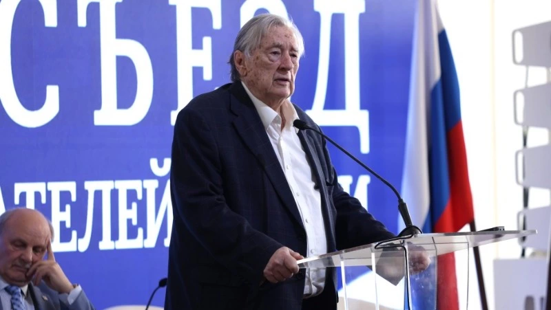 Владимир Путин присвоил звание Героя Труда РФ писателю Александру Проханову