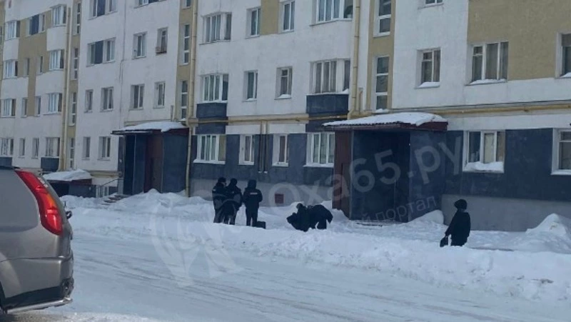 Молодой парень, выпавший из окна пятого этажа в Охе, скончался в больнице