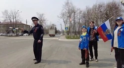 Сотрудники ГИБДД в Аниве вручили водителям георгиевские ленточки в преддверии 9 Мая