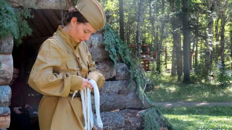 Душевные песни под баян и печеная картошечка: в Южно-Сахалинске построили партизанский лагерь