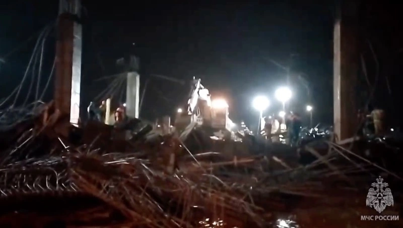 Появилось новое видео с места обрушения ангара в Южно-Сахалинске