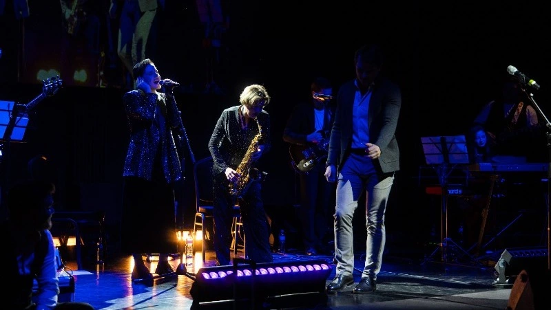 Группа «Чехов-бэ(н)д» подарила сахалинкам концерт с театральным характером