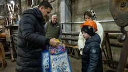 Девятилетний южносахалинец побывал в роли механика благодаря акции «Елка желаний»