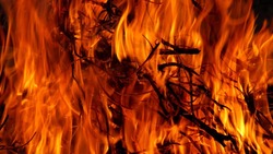 Пожарные потушили заброшенное здание на улице Матросова в Южно-Сахалинске