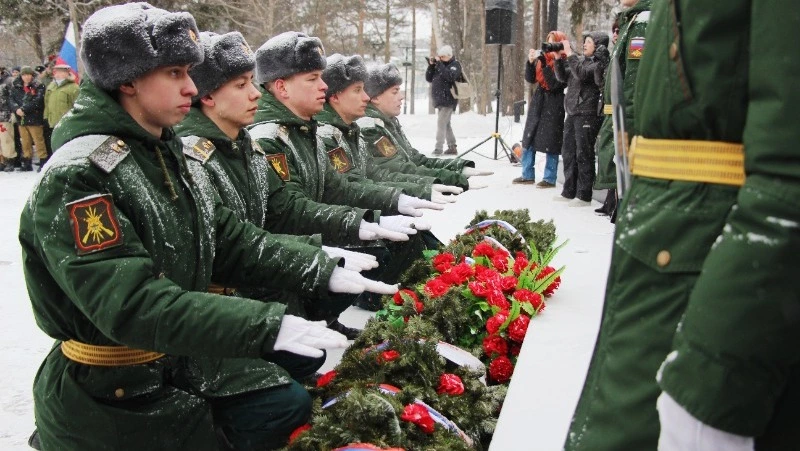 Военнослужащие приняли участие в митинге в память о воинах-интернационалистах в Южно-Сахалинске