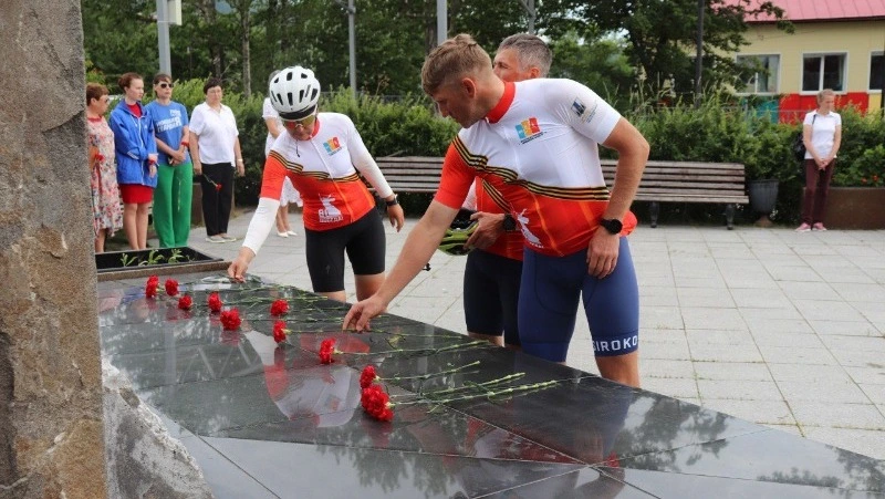 Участники велопробега «Огонь памяти» возложили цветы к мемориалу памяти в Макарове