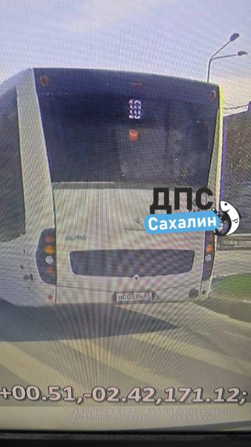 Рейсовый автобус едва не спровоцировал ДТП в Южно-Сахалинске 