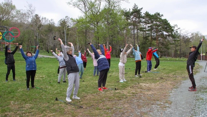 Сахалинцев приглашают на бесплатные тренировки по скандинавской ходьбе