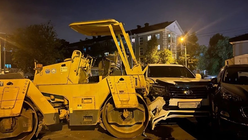 GTA по-сахалински: подросток угнал каток и разбил несколько машин в Южно-Сахалинске