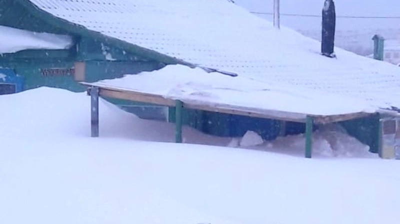 Метель в Охе выбивала окна и оставила сугробы по грудь