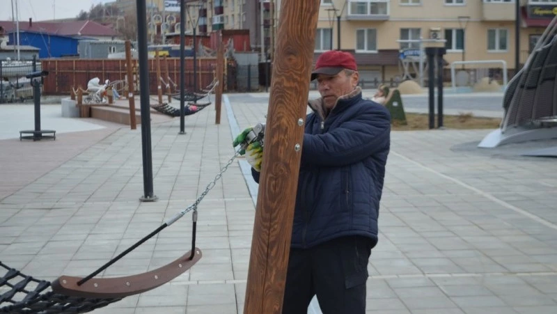 Вандалы сломали гамаки и стулья на благоустроенной набережной в Холмске   