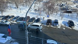   ДПС эвакуировала автомобиль из-за парковки у АЗС для электрокаров в Южно-Сахалинске