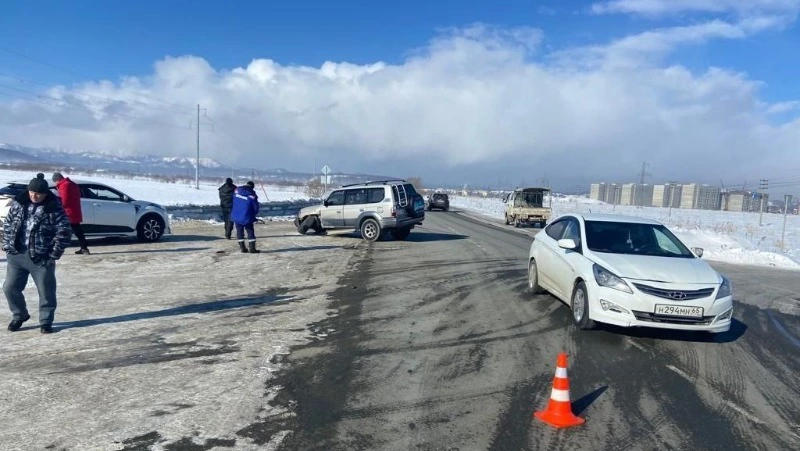 Водитель Toyota Chaser устроил ДТП из-за обгона по встречной полосе в Анивском районе