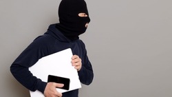 Двое жителей Сахалина обокрали соседа на 35 тысяч рублей 