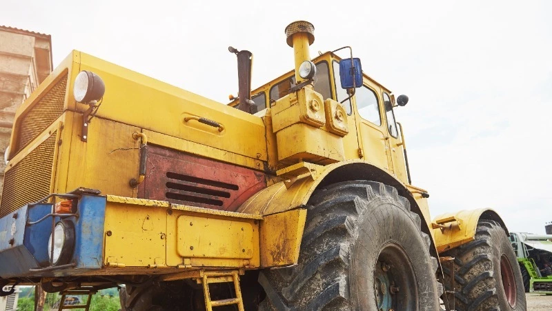 Мужчина палкой разбил стеклопакет на тракторе знакомого в Южно-Сахалинске 