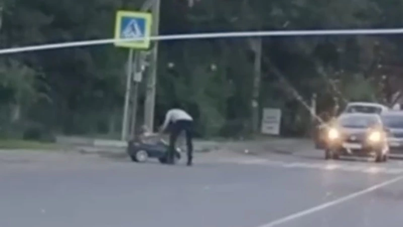 Машинка с ребенком выехала на проезжую часть в соседнем с Сахалином регионе