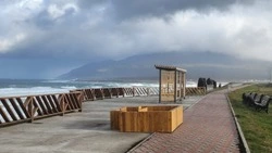 Ураганный ветер уронил арт-объект на Итурупе