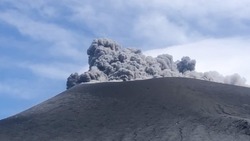 Туристы забрались на вершину Эбеко и обошли его кратер