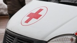 Женщина упала с пятого этажа МКД в Долинском районе 