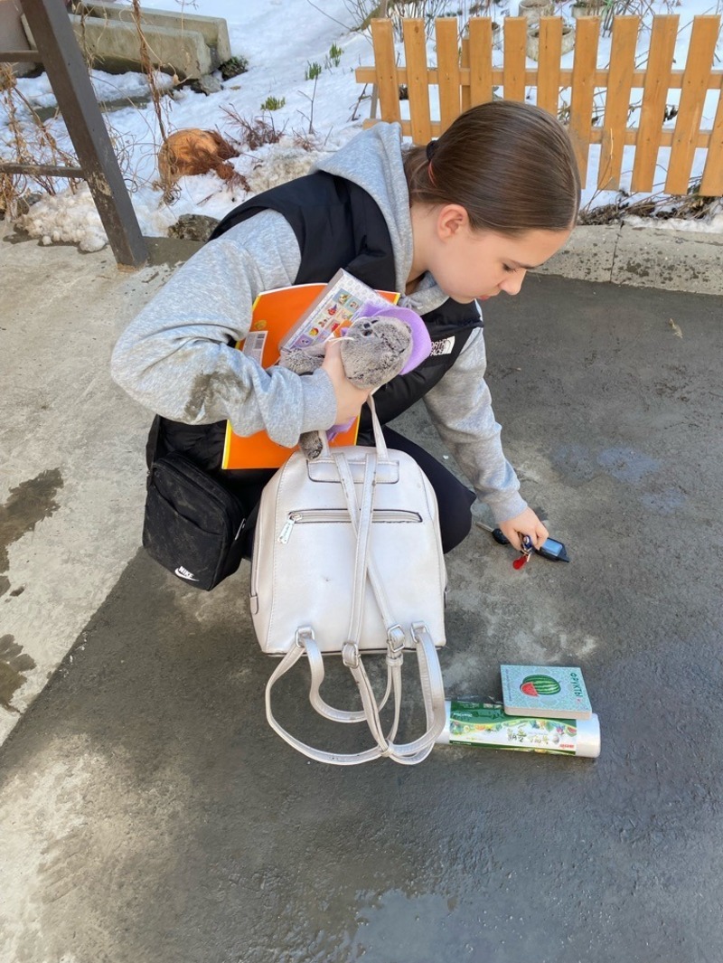 активисты приклеили себя к асфальту