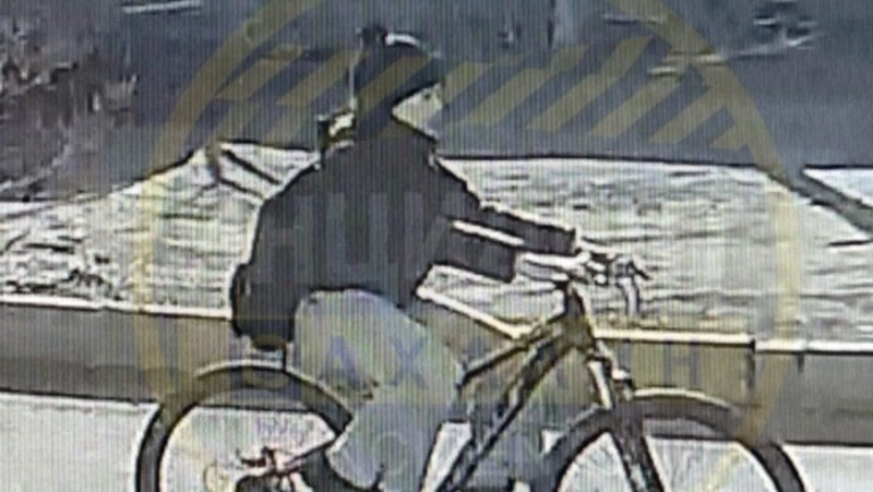 Велосипедистка поцарапала чужой автомобиль и скрылась в Холмске