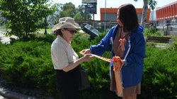 В Южно-Сахалинске раздали тысячи муаровых лент в память о Победе над Японией