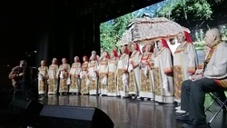 Народный вокальный ансамбль «Надежда» в честь Дня России порадовал островитян концертом 