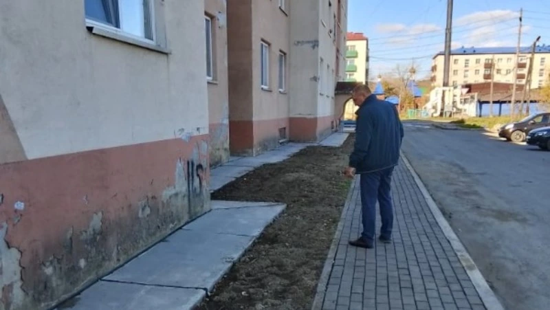 Депутат Владимир Поляков от «Единой России» проверил ход ремонта в подвале дома в Макарове