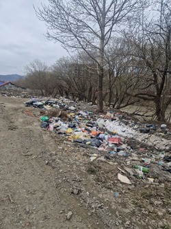 Мусор стекает в реку: южносахалинцы жалуются на свалку, но продолжают скидывать мусор близ Сусуи 