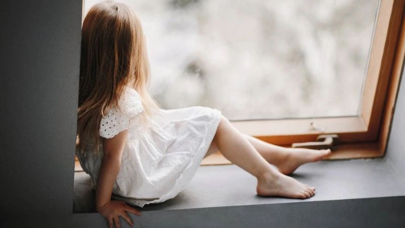 Стало известно о состоянии девочки, которая выпала из окна в Аниве