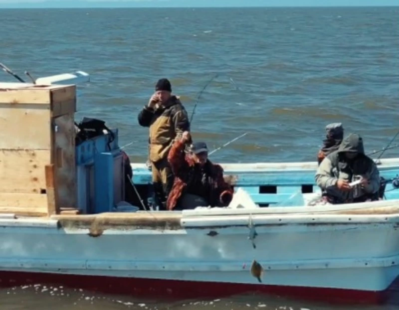 Сахалинцы на лодках вышли в море встречать сезон ловли камбалы