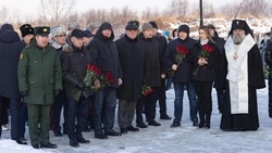На Сахалине в День Героев Отечества почтили память павших бойцов