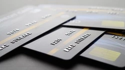 Жительницу Долинска обвинили в краже 10 тысяч рублей с банковской карты приятеля