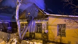 Спасатели потушили крышу дома в Южно-Сахалинске 11 декабря