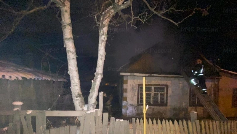Частный дом охватило пламя в Южно-Сахалинске 10 февраля