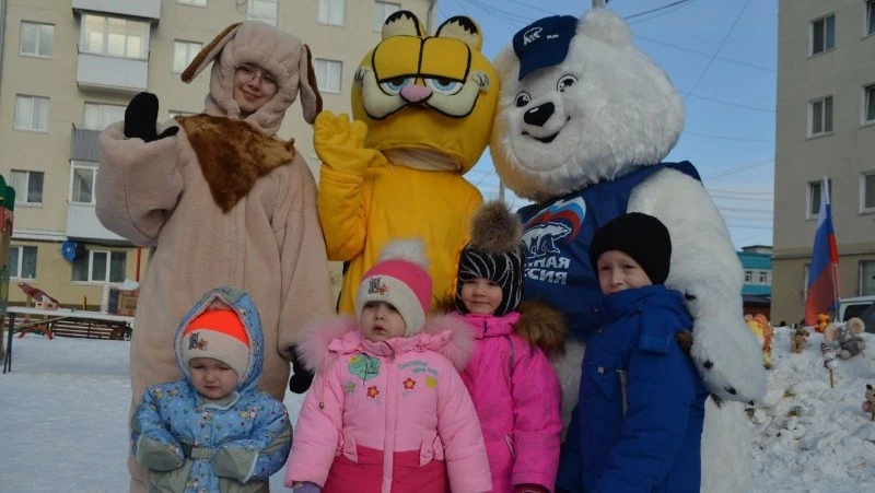 С ростовыми куклами и чаем провели субботу жители Холмска 4 февраля
