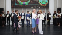 Более 70 выпускников сахалинских школ наградили знаком отличия за особые успехи в учебе