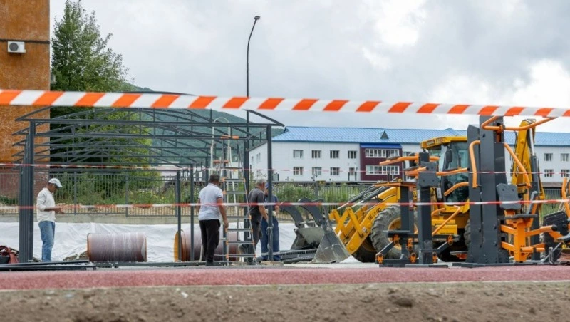 В Южно-Сахалинске завершают благоустройство территории школы № 24
