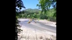 Экскаваторы перекрыли нерестовую реку на Сахалине 
