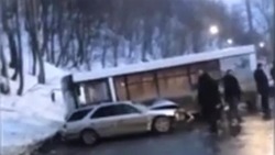 Водитель пассажирского автобуса устроил ДТП на юге Сахалина