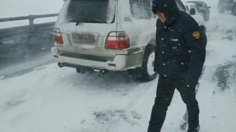 «Простой русский мэр»: глава Долинска вызволил из снежного плена десятки сахалинцев