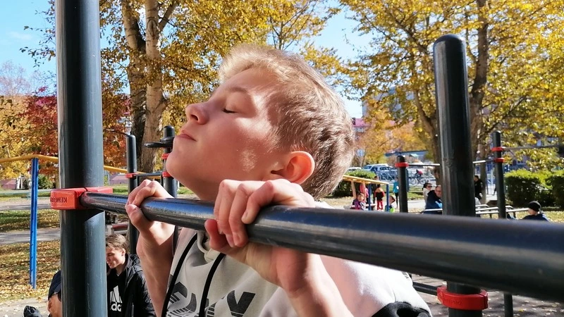 Перекладина для всех: сахалинцы присоединились ко Всемирному дню подтягиваний