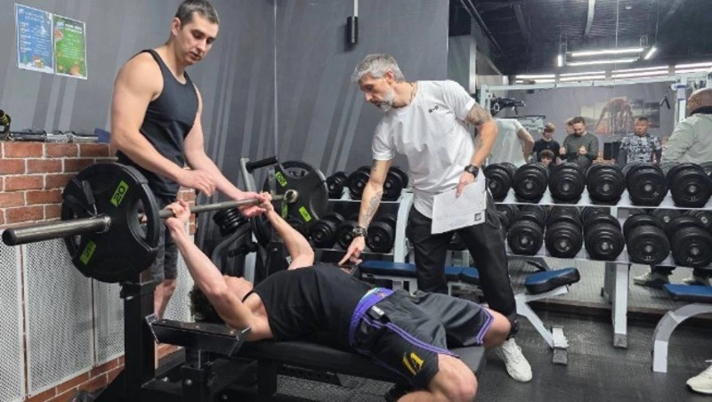 Мужчины, юноши и одна женщина: в Курильске провели соревнования по жиму штанги лежа