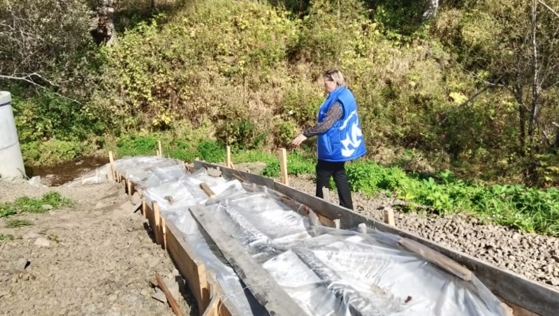 Депутат «Единой России» проверила благоустройство колодца в селе Макаровского района